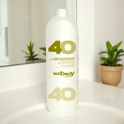 Oxidant profesional 12% (40 vol) pentru rezultate precise în colorarea părului. Textură cremoasă, stabilă, ideală pentru vopsele permanente.