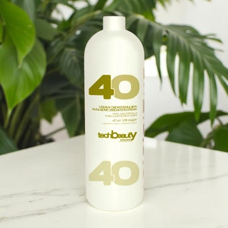 Oxidant profesional 12% (40 vol) pentru rezultate precise în colorarea părului. Textură cremoasă, stabilă, ideală pentru vopsele permanente.