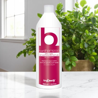 Șamponul post-colorare este special formulat pentru a curăța delicat părul vopsit, fără a afecta intensitatea pigmentului. Datorită ingredientelor blânde, pH echilibrat și formulei nutritive, ajută la fixarea culorii și prelungește durata de viață a nuanței.